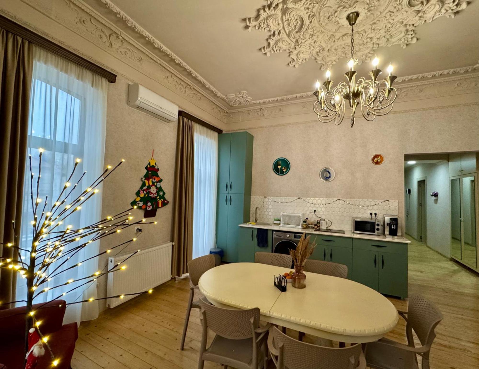 Moedani-Very Center Apartments In Kutaisi Bagian luar foto